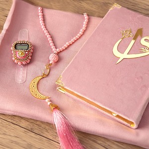  Ramazan Hediye Paketi, Kadife Kaplı Kur'an-ı Kerim, Pamuklu Şal,  İnci Tesbih, Lüks Taşlı  Zikirmatik (17*25*6 cm 620 gr)-Pembe