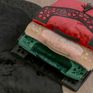  Lüks Çantalı Kaymaz Deri Tabanlı Soft Yumuşak Peluş Seccade Bordo (Seccade 72*228 cm, Çanta 39*44 cm)