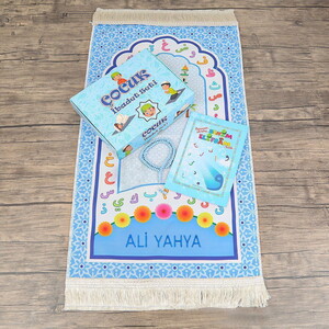  İsme Özel Çocuk Seccadesi ve Eğitici Kitabı Namaz Seti  - Mavi 45x82 cm -288 gr - Tesbih
