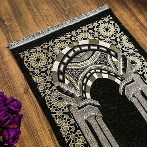  Medine Lüks Şönil Seccade Siyah (66x116cm) 520 gr