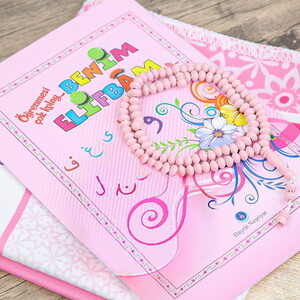  İsme Özel Çocuk Seccadesi ve Eğitici Kitabı Namaz Seti  - Pembe 45x82 cm - 110 gr - Tesbih
