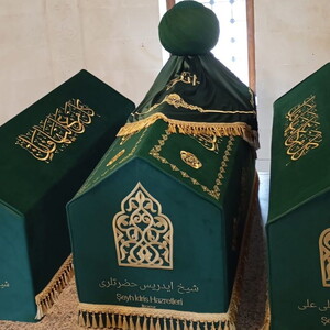  Türbe Tabut Örtüsü Sanduka & Puşide Şeyh İdris Hazretleri Torunu ve Oğlu Pireziz Giresun ( Özel Ölçü Yapılmaktadır)