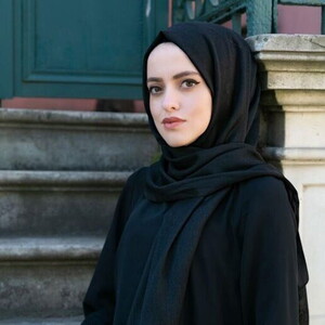  Hediyelik  Siyah Pamuklu Şal, Lüks Rabia Gri Takke, Siyah Zikirmatik, Alkolsüz Esans 3 ml-167 gr