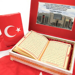  Türk Bayraklı Kuran-ı Kerim Seti Kadife Kutulu (20x27cm)