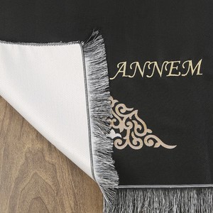  Anneler günü Hediyesi, Annenizin İsmine Özel Seccade, İğne Oyalı Şal, İnci Tesbih, Süslemeli Asetat Kutulu (26×23 cm)