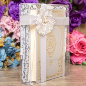  Hediyelik Kuran-ı Kerim, İnci Tesbih, Seccade, Asetat Kutulu(25X18 cm) Mevlid Paketi-Gri
