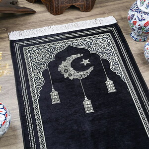  İsimli Ramadan Kerim Şönil Seccade Siyah 68x110 cm