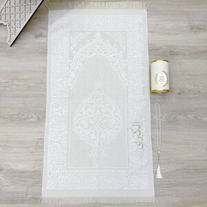  Arapça Hediyelik İsimli  Seccade (68x110 Cm) ,İnci Tesbih ,99 lu Tesbih, Silindir Seti - Krem
